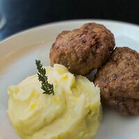 Котлетки из говядины с картофельным пюре в Sava
