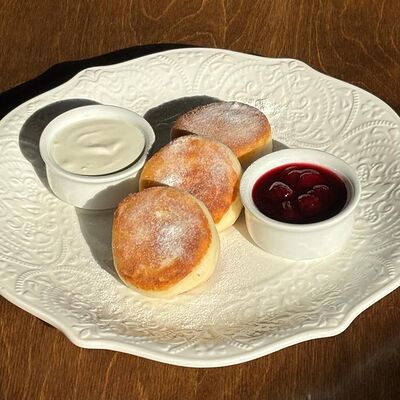 Сырники с вареньем и сметаной в Cook cafeshop по цене 410 ₽