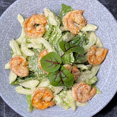 Салат с креветками в кунжутном соусев Модус по цене 690 ₽