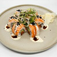 Фирменный ролл фарерский лосось и острый тунец с трюфельным соусом в Robata