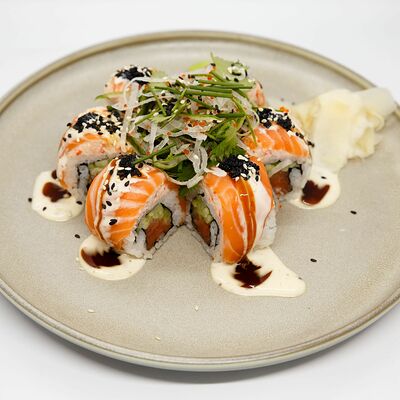 Фирменный ролл фарерский лосось и острый тунец с трюфельным соусом в Robata по цене 540 ₽