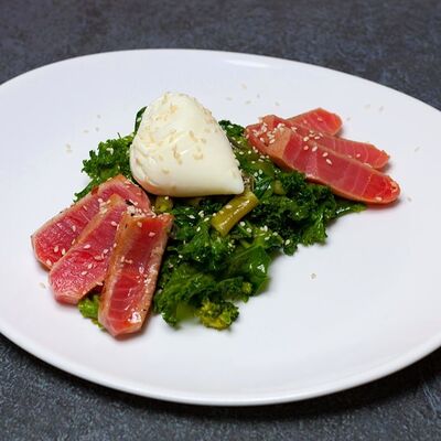 Тунец с зелеными овощами и яйцом пашот в #proсчастье по цене 790