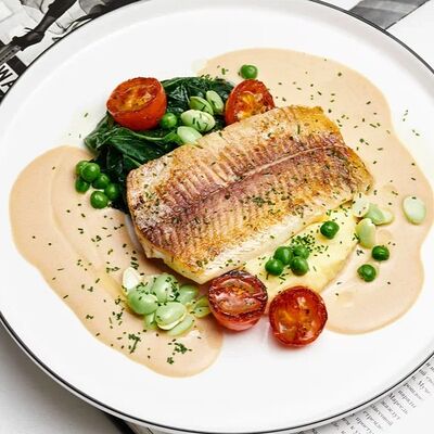 Пелядь с картофельным пюре и зелёными овощами в Benedict breakfast & lounge по цене 950 ₽