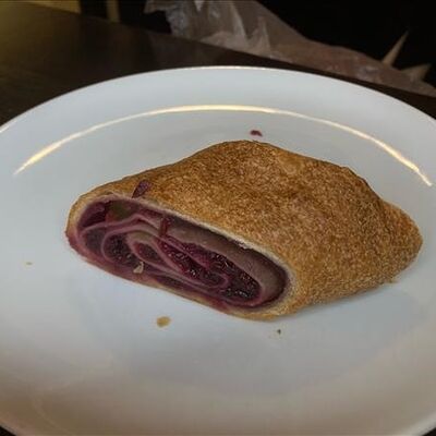 Штрудель вишневый в Генрих и Генриетта по цене 220 ₽