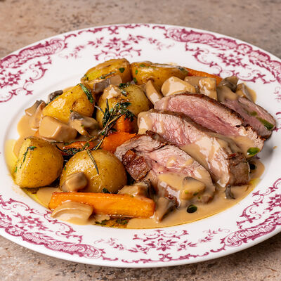 Вырезка на гриле с жареным картофелем и соусом из грибов в Lili по цене 1620 ₽