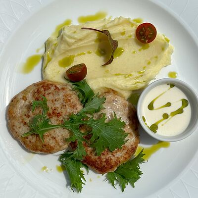 Котлеты из индейки с картофельным пюре в Wine & Vine по цене 1015 ₽