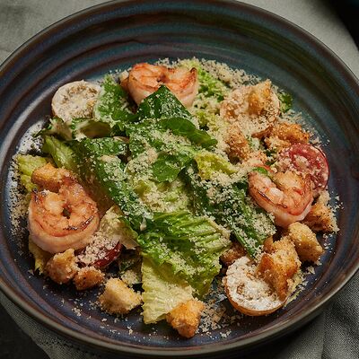 Цезарь с креветкамив Липа гастробар по цене 740 ₽