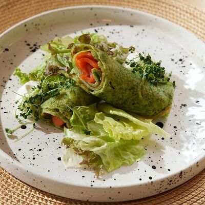 Шпинатный блинчик с лососем и крем-сыромв En Ferio по цене 910 ₽