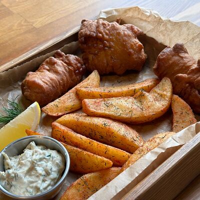 Фиш & чипс с картофельными дольками и лимоном в Хинкали от Гуся по цене 420 ₽