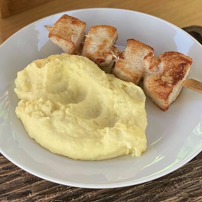 Куриный шашлычок с картофельным пюре в Хвоя по цене 320 ₽