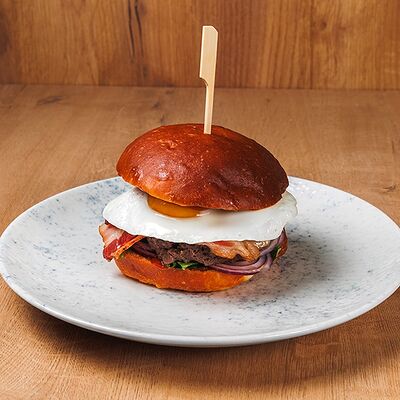 Бургер с беконом и яйцом в Nel tempo по цене 670 ₽