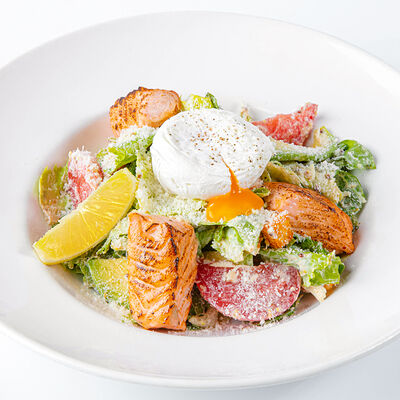 Цезарь с лососем и яйцом-пашот в Udcкафе Upside Down Cake по цене 790 ₽