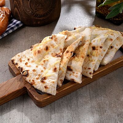 Деревенская лепешка с чесноком в Paulaner по цене 290 ₽