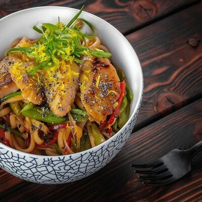 Лапша с окунем и кальмаром в Эбби Noodles & Sushi Bar по цене 390
