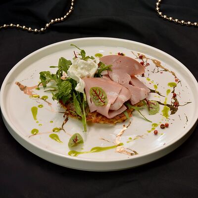 Картофельный драник с мортаделлой и страчателлой в Правда по цене 450 ₽