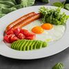 Яичница-глазунья с сосисками и овощами в Пряности & Радости по цене 650