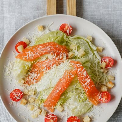 Цезарь с лососем в Панда Бистро по цене 609 ₽