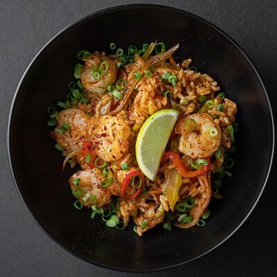 Острый вок с креветками и беконом в Joly Woo по цене 800 ₽