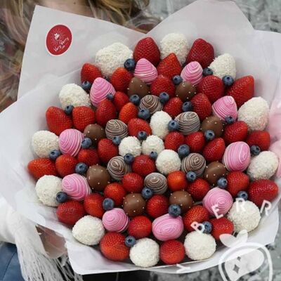 Букет Нежный шарм XL в Клубника в шоколаде VeryBerryLab по цене 15780 ₽