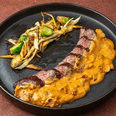 Стейк Трай-тайп под сливочно-перечным соусом с гуанчале в Привет по цене 1490 ₽