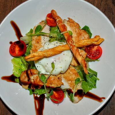 Тёплый салат с куриной грудкой и яйцом пашот в Bareda по цене 420 ₽