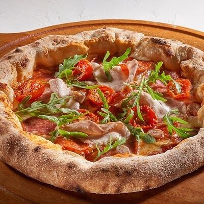 Пицца с фаршированным бортом 4 вида колбас в Pizzarella36 по цене 1190 ₽