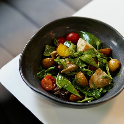 Тёплый салат с куриным бедром в Мы Же На Ты по цене 790 ₽