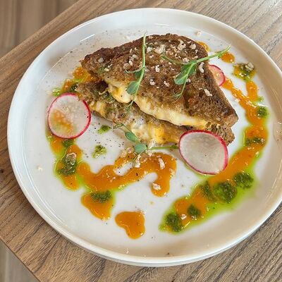 Тост с креветками и соусом чили-манго в Кофестория по цене 560 ₽