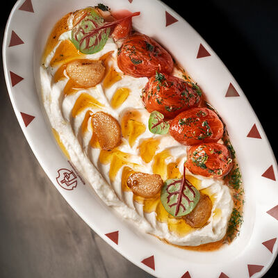 Маринованные черри с кремом мацони и печеным чесноком в ЮжанеГорожане по цене 428 ₽