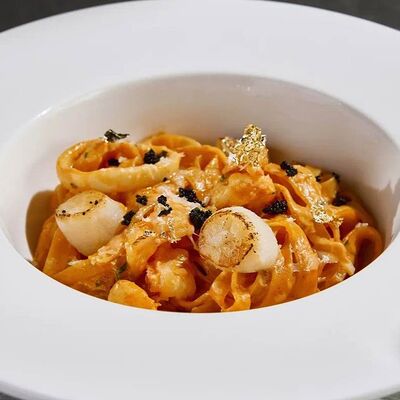 Фетучини с морепродуктами в сливочно-томатном соусев Гастробар DOM по цене 950 ₽