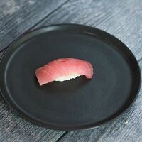 Нигири Желтоперый тунец в Is Ku Sushi Ramen Bar