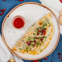 Кутаб с томатами, сыром и зеленью в Фаэтон