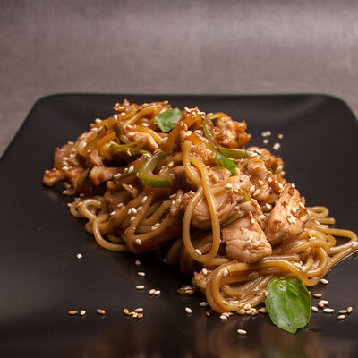 Лапша Вок с куриным филе, овощами и соусом в Марк Твен по цене 280 ₽