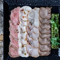 Мясное ассорти собственного приготовления в Chalet River Club