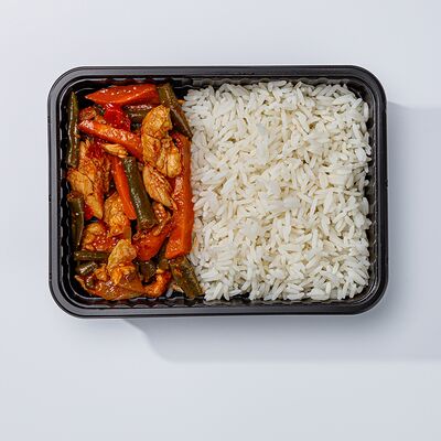 Курица по-тайски с овощами и рисом в Слойка по цене 294 ₽