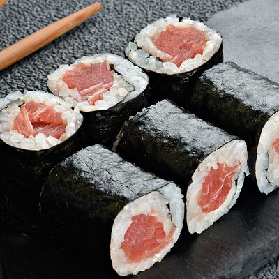 Маки ролл с тунцом в Васаби пеперони по цене 440 ₽