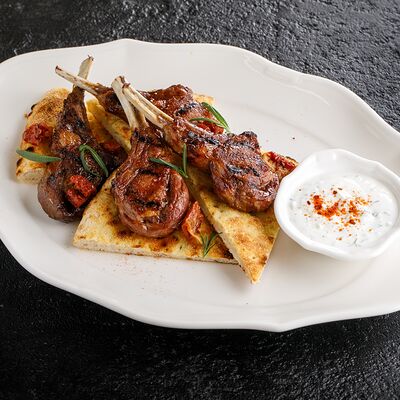 Каре ягненка в медовом маринаде с дзадзыки в Ginza по цене 3990 ₽