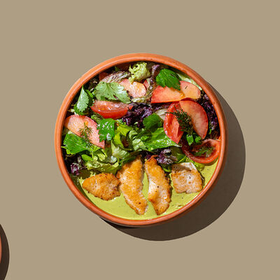 Салат с цыпленком и соусом киндзмари в Хачапури и вино по цене 455 ₽