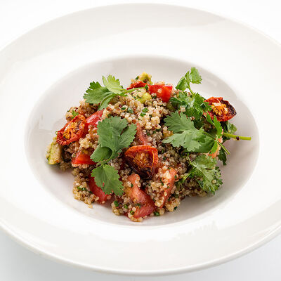 Салат с киноа и томатами в Udcкафе Upside Down Cake по цене 490 ₽