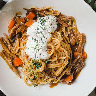 Паста с томленной в вине говядиной и страчателлойв Kofefornia по цене 1020 ₽