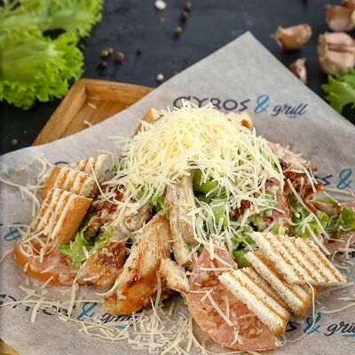 Салат Цезарь с курицей в Gyros & Grill по цене 585 ₽