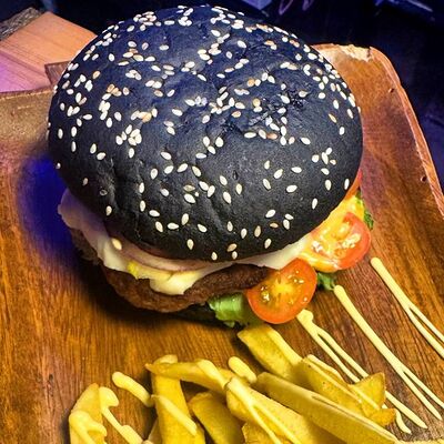 Бургер с говядинойв Два брата по цене 699 ₽