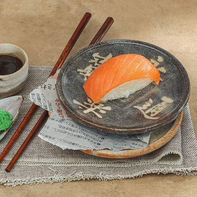 Нигири с лососем в Pikapika по цене 890 ₸