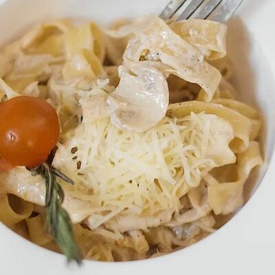 Феттуччине с курицей и грибами в OK PIZZA по цене 270