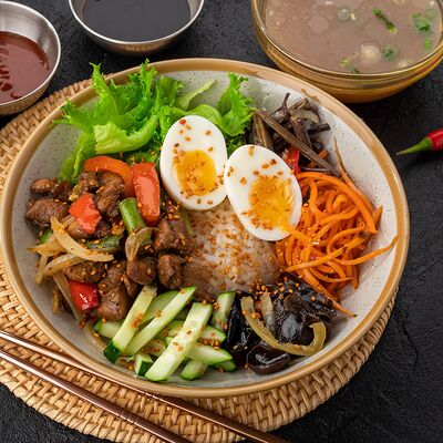 С цыплёнком и овощами в YUKI food по цене 810 ₽