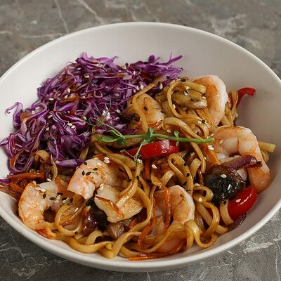 Пшеничная лапша с креветками в FRIENDLOUNGE по цене 520 ₽