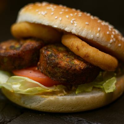 Бургер Королевский в Веган по цене 410 ₽