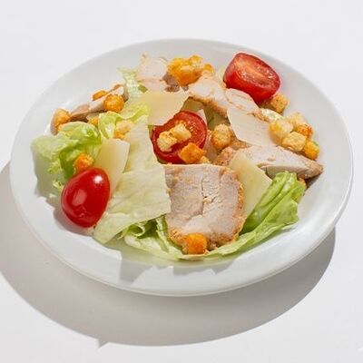 Салат Цезарь с куриным филе в Му-Му по цене 330 ₽