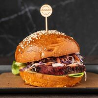 Бургер с брискетом в JAGGER