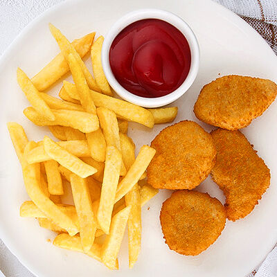 Куриные наггетсы с картофелем фри в Престо по цене 540 ₽